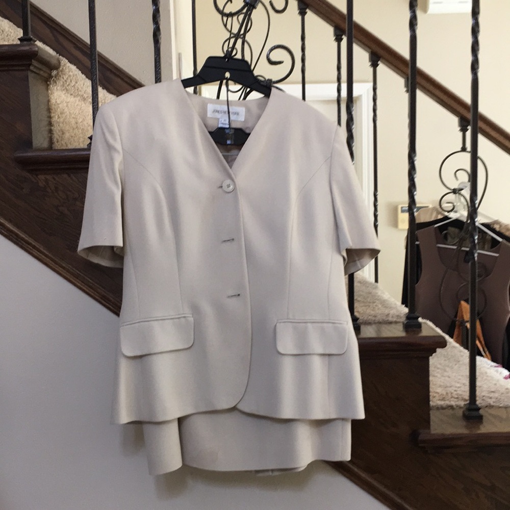 Jones New York tan/beige two piece skirt & short sleeve jacket, good condition!